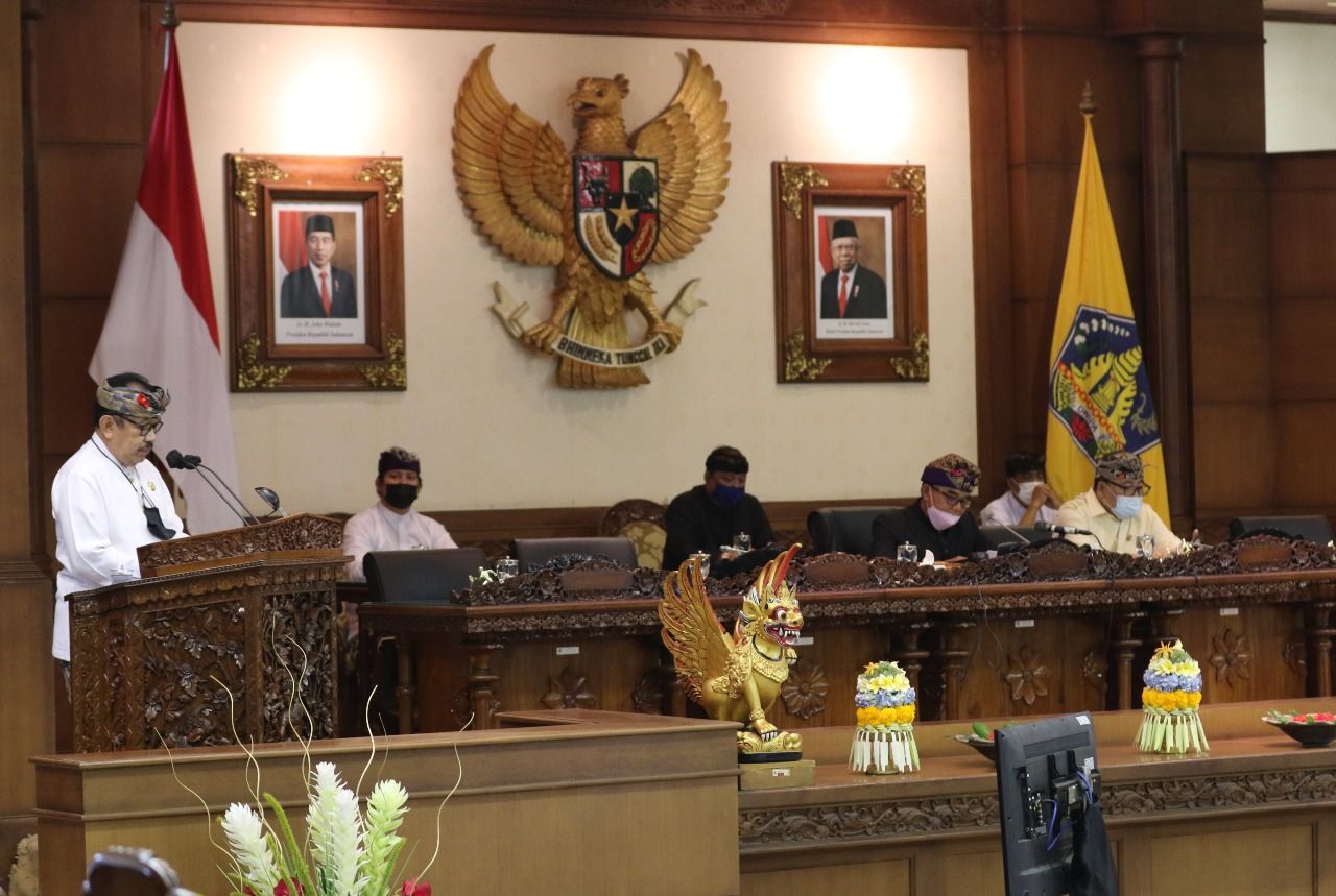 podiumnews.com-Gubernur Bali Tanggapi Raperda Inisiatif Dewan Tentang Retribusi Jasa Usaha
